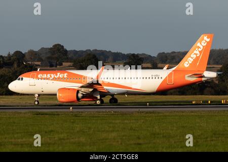 EasyJet Airbus A320 NEO registration G-UZLI taxi le 18 septembre 2020 à l'aéroport de Londres Luton, Bedfordshire, Royaume-Uni Banque D'Images