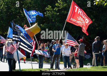 Des manifestants attendent le cortège du président américain Donald J. Trump devant le club de golf national de Trump à Herndon, en Virginie, le dimanche 20 septembre 2020. Crédit: Chris Kleponis/Pool via CNP/MediaPunch Banque D'Images