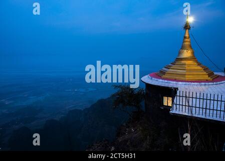 Gold Stupa au Monastère du Mont Zwegabin la nuit, hPa an, Kayin State (Karen State), Myanmar (Birmanie) Banque D'Images