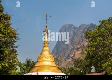 Stupa d'or avec le sommet du mont Zwegabin derrière, hPa an, Etat de Kayin (Etat Karen), Myanmar (Birmanie) Banque D'Images