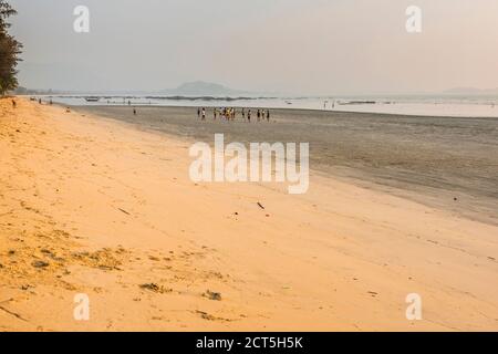 Plage de Maungmagan au coucher du soleil, Dawei, région de Tanintharyi, Myanmar (Birmanie) Banque D'Images