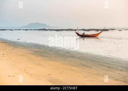 Plage de Maungmagan au coucher du soleil, Dawei, région de Tanintharyi, Myanmar (Birmanie) Banque D'Images