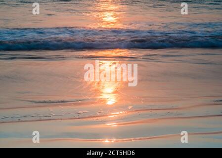 Mer abstraite au coucher du soleil, Paradise Beach (SAR SAR AW Beach), péninsule de Dawei, région de Tanintharyi, Myanmar (Birmanie) Banque D'Images