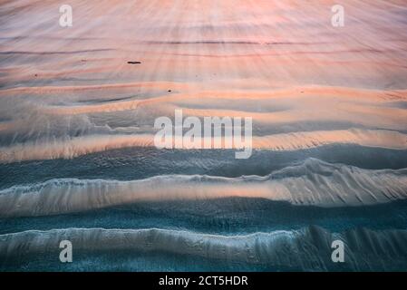 Vagues abstraites au coucher du soleil, Paradise Beach (SAR SAR AW Beach), péninsule de Dawei, région de Tanintharyi, Myanmar (Birmanie) Banque D'Images