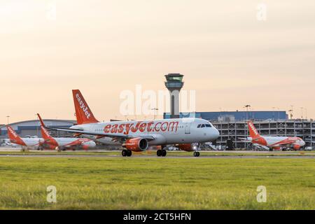 EasyJet Airbus A320 enregistrement G-EZOF décollage le 18 septembre 2020 de l'aéroport de Londres Luton, Bedfordshire, Royaume-Uni Banque D'Images