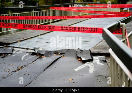 La lecture de bande rouge « danger Keep Out » empêche les personnes de traverser un pont. Prise à Christchurch après le tremblement de terre qui a frappé le 22 février 2011. Banque D'Images