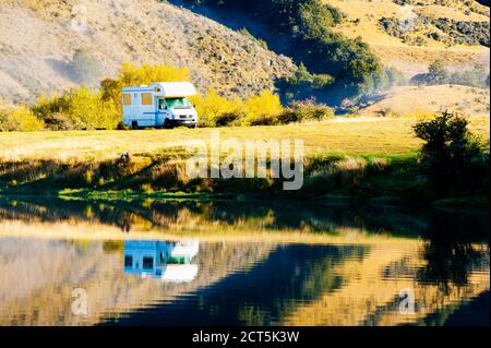 Caravane garée au camping automnal Lake Moke, Queenstown, South Island, Nouvelle-Zélande Banque D'Images