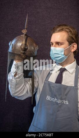Bonhams, Knightsbridge, Londres, Royaume-Uni. 21 septembre 2020. La vente d'armes et d'armures anciennes comprend un groupe important, principalement du 18e au 19e siècle Armes à feu britanniques par la plupart des principaux fabricants de leur époque. Image: Un acier perse Kulah Khud, Qentra, 19e siècle, £800-1,200. Crédit : Malcolm Park/Alay Live News. Banque D'Images