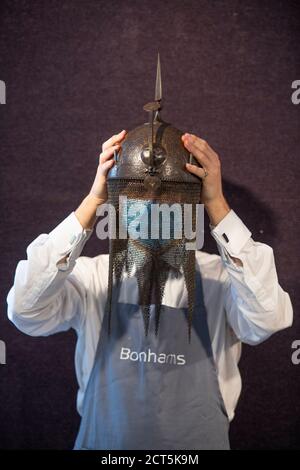 Bonhams, Knightsbridge, Londres, Royaume-Uni. 21 septembre 2020. La vente d'armes et d'armures anciennes comprend un groupe important, principalement du 18e au 19e siècle Armes à feu britanniques par la plupart des principaux fabricants de leur époque. Image: Un acier perse Kulah Khud, Qentra, 19e siècle, £800-1,200. Crédit : Malcolm Park/Alay Live News. Banque D'Images