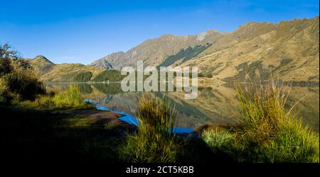 Photo panoramique des réflexions matinales au lac Moke, Queenstown, Île du Sud, Nouvelle-Zélande Banque D'Images