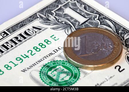 Cologne, Allemagne. 20 septembre 2020. DOLLAR AMÉRICAIN et euro (image de thème, image de symbole) | utilisation dans le monde crédit : dpa/Alamy Live News Banque D'Images