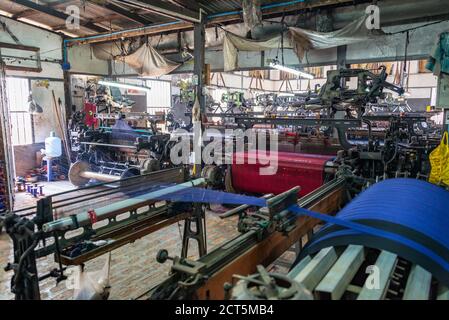 Machines en atelier de tissage de soie, usine textile à Amarapura, Birmanie Myanmar Banque D'Images