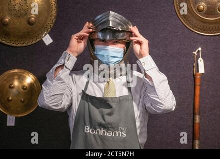Bonhams, Knightsbridge, Londres, Royaume-Uni. 21 septembre 2020. La vente d'armes et d'armures anciennes comprend un groupe important, principalement du 18e au 19e siècle Armes à feu britanniques par la plupart des principaux fabricants de leur époque. Image: Détail du casque d'UN rare composite allemand 'Maximilian' Full Armor Circa 1520, £40,000-60,000. Crédit : Malcolm Park/Alay Live News. Banque D'Images