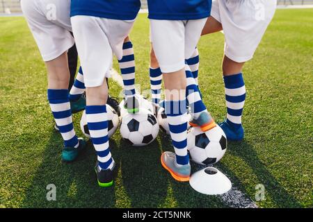 Joueurs de l'équipe de football pour enfants. Sports Boys dans une équipe d'école. Le jeu d'enfants dans une compétition de tournoi par équipe. Les joueurs se rassemblent dans un Circl Banque D'Images