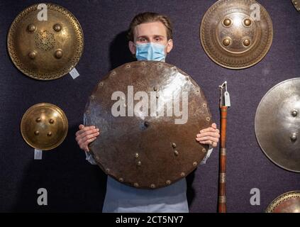 Bonhams, Knightsbridge, Londres, Royaume-Uni. 21 septembre 2020. La vente d'armes et d'armures anciennes comprend un groupe important, principalement du 18e au 19e siècle Armes à feu britanniques par la plupart des principaux fabricants de leur époque. Image : un objectif allemand (Nuremberg) protégé contre les tirs Circa 1600, £1,500-1,800. Crédit : Malcolm Park/Alay Live News. Banque D'Images