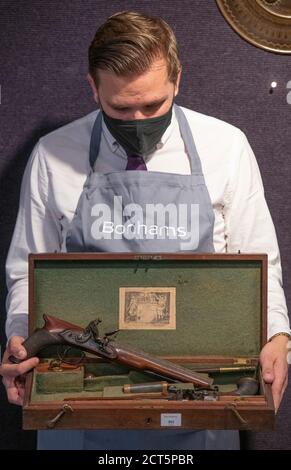 Bonhams, Knightsbridge, Londres, Royaume-Uni. 21 septembre 2020. La vente d'armes et d'armures anciennes comprend un groupe important, principalement du 18e au 19e siècle Armes à feu britanniques par la plupart des principaux fabricants de leur époque. Image: Une paire de pistolets à duel Flintlock à 32 trous avec poignée en scie très fine de H.W. Mortimer & son, 89 Fleet St., Londres, Gun-Makers to HIS Majesty London, N° 1324, Circa 1810, 15,000 à 20,000 £. Crédit : Malcolm Park/Alay Live News. Banque D'Images