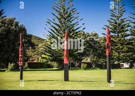 Pouwhenua (totems maoris racontant une histoire), Waitangi Treaty Grounds, Bay of Islands, Northland Region, North Island, Nouvelle-Zélande Banque D'Images