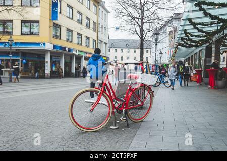 Wurzburg/Germany-3/1/19: La bicyclette rouge verrouillée à un banc dans une rue du centre de Wurzburg Banque D'Images