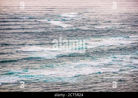 Rencontre des mers, où la mer de Tasman rencontre l'océan Pacifique, Cap Reinga (te Rerenga Wairua), Nouvelle-Zélande Banque D'Images