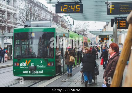 Wurzburg / Allemagne-3/1/19: Personnes se trouvant dans le tram dans le centre de Wurzburg. Un tramway est un véhicule ferroviaire qui circule sur des voies de tramway le long de l'urb Banque D'Images