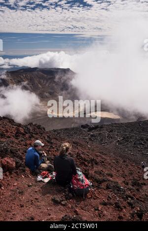 Randonneurs au sommet du volcan du mont Ngauruhoe sur le Tongariro Alpine Crossing, parc national de Tongariro, Île du Nord, Nouvelle-Zélande Banque D'Images