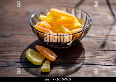 Marmelade de tranches de citron dans un vase en verre sur une table en bois au soleil, gros plan, foyer sélectif Banque D'Images