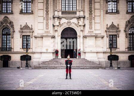 Relève de la garde au Palais présidentiel (Palacio de Gobierno, Palais du Gouvernement), Lima, Pérou, Amérique du Sud Banque D'Images