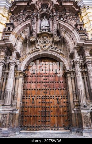 Grandes portes d'église en bois dans le centre historique de Lima, province de Lima, Pérou, Amérique du Sud Banque D'Images