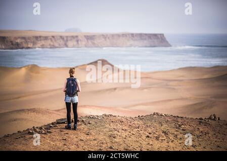 Tourist Exploring Paracas National Reserve (Reserva Nacional de Paracas), ICA, Pérou, Amérique du Sud Banque D'Images