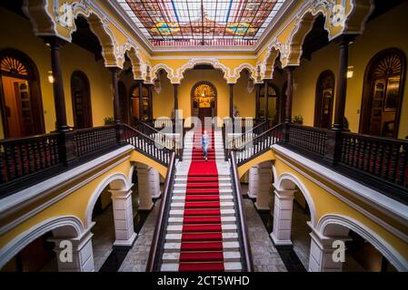 Escalier colonial au Palais des Archevêques à Lima, Pérou, Amérique du Sud Banque D'Images