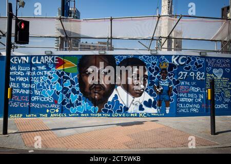 Une fresque commémorant Kevin Clarke, décédé après avoir été retenu par les officiers de police de la région métropolitaine le 9 mars 2018, à Lewisham, dans le sud de Londres. Banque D'Images