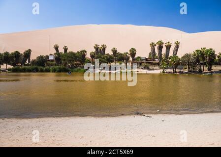 Huacachina Lagoon à Huacachina, une oasis de désert entourée de dunes de sable, région de l'ICA, Pérou, Amérique du Sud Banque D'Images