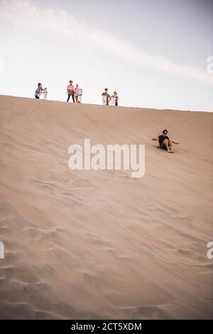 Sables sur dunes dans le désert à Huacachina, Région de l'Ica, Pérou, Amérique du Sud Banque D'Images