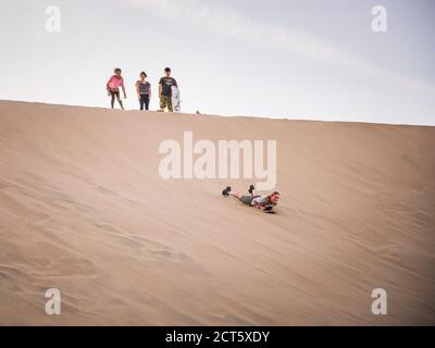 Sables sur dunes dans le désert à Huacachina, Région de l'Ica, Pérou, Amérique du Sud Banque D'Images