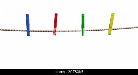 Épingles à linge colorées sur corde à vêtements découpe isolée sur fond blanc. Outils rétro de séchage Lauddy, crochets pour pendre des vêtements. Modèle, copier spa Banque D'Images