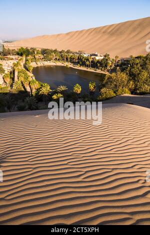 Coucher de soleil à Huacachina, une dunes de sable entouré village oasis dans le désert, région ICA, Pérou, Amérique du Sud Banque D'Images