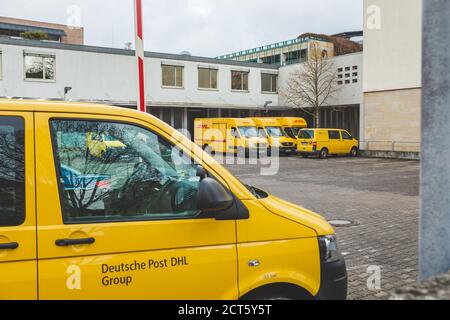 Bad Kissingen/Germany-31/12/18: Deutsche Post DHL Group flotte de voitures sur un parking près de la poste sur la rue Münchner. Deutsche Post Groupe DHL est TH Banque D'Images