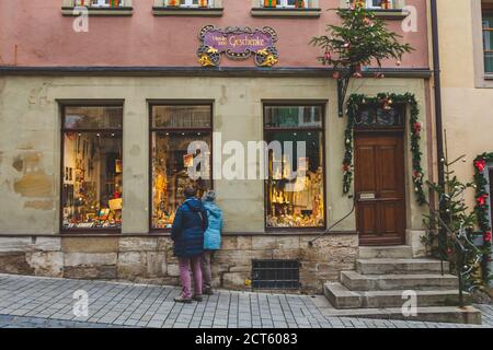 Rothenburg/Germany-1/1/19: Les gens qui regardent la Maison de Manuela Friese de 1000 présente une fenêtre de magasin décorée pour Noël dans la vieille ville de Rothenburg Banque D'Images