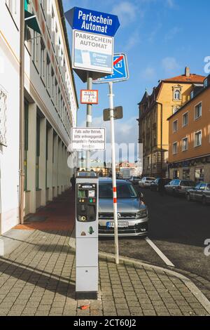 Bamberg/Germany-2/1/19: Terminal Pay-by-plate sur une rue dans une ville allemande. Les machines de paiement par plaque sont un sous-ensemble de machines à billets utilisées pour la régulation Banque D'Images