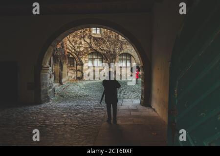 Bamberg/Allemagne-2/1/19: Silhouette d'un homme prenant une photo d'une femme dans la vieille ville de Bamberg. Bamberg est une ville de haute-Franconie, sur la rivière R. Banque D'Images
