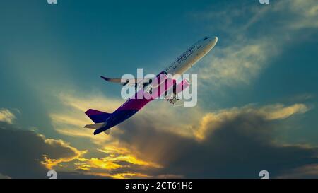 Héraklion, Grèce - le 16 août 2020 - Airbus A321-200 de la compagnie aérienne Wizz Air UK après avoir quitté l'aéroport d'Héraklion en Grèce Banque D'Images