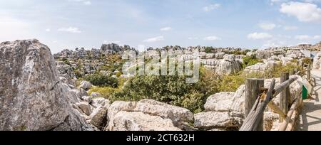 El Torcal de Antequera , réserve naturelle de montagne karstique, avec des paysages karstiques et des formations calcaires caractéristiques impressionnantes, Andalousie, Espagne Banque D'Images