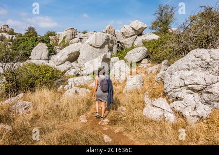 Femme randonnée à El Torcal de Antequera une réserve naturelle de montagne karstique, avec la forme caractéristique des rochers, Andalousie, Espagne Banque D'Images