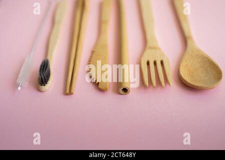 Couverts en bambou écologiques dans un étui sur fond rose. Concept zéro déchet. Ensemble de couverts en bambou dans un étui sur une table. Cuillère Banque D'Images