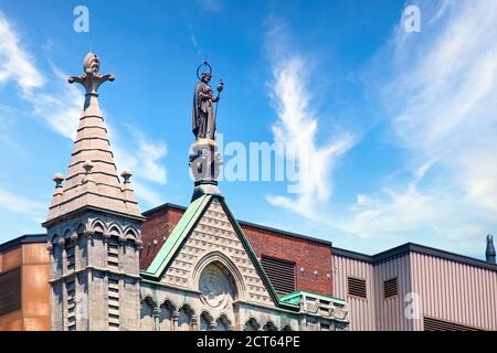 Montréal, Canada - juin 2018 : la tour et la sculpture de la cathédrale catholique Saint-Jacques à Montréal, Québec, Canada. Banque D'Images