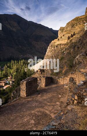 Pinkullyuna Inca abrite des entrepôts au-dessus d'Ollantaytambo, Vallée Sacrée des Incas (Vallée d'Urubamba), près de Cusco, Pérou, Amérique du Sud Banque D'Images