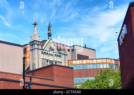 Montréal, Canada - juin 2018 : la tour et la sculpture de la cathédrale catholique Saint-Jacques à Montréal, Québec, Canada. Banque D'Images