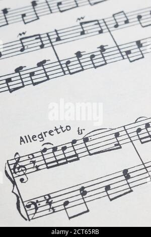 Gros plan de la feuille de notes de musique avec un accent sélectif sur allegretto texte Banque D'Images