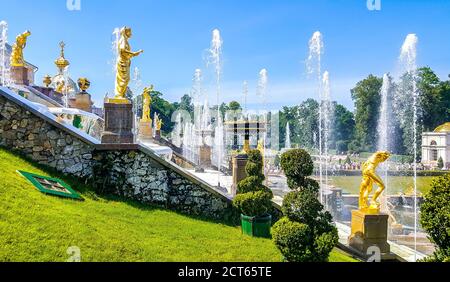 Vue sur la fontaine la Grand Cascade à Peterhof, Russie. Banque D'Images