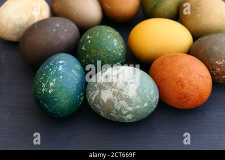 Œufs de Pâques naturellement teints, différentes couleurs. Banque D'Images